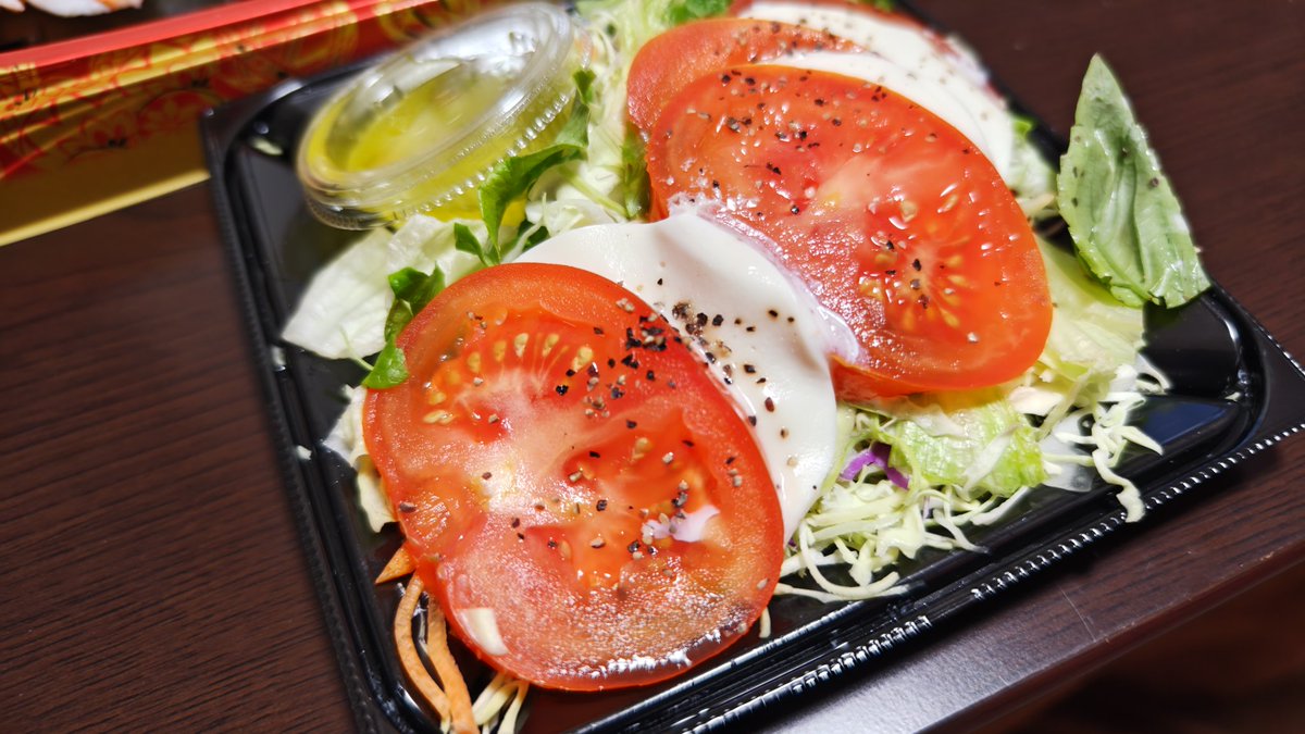 ちょっと奮発してお寿司買ってきた🍣 はじめてのおつかい観ながら1杯