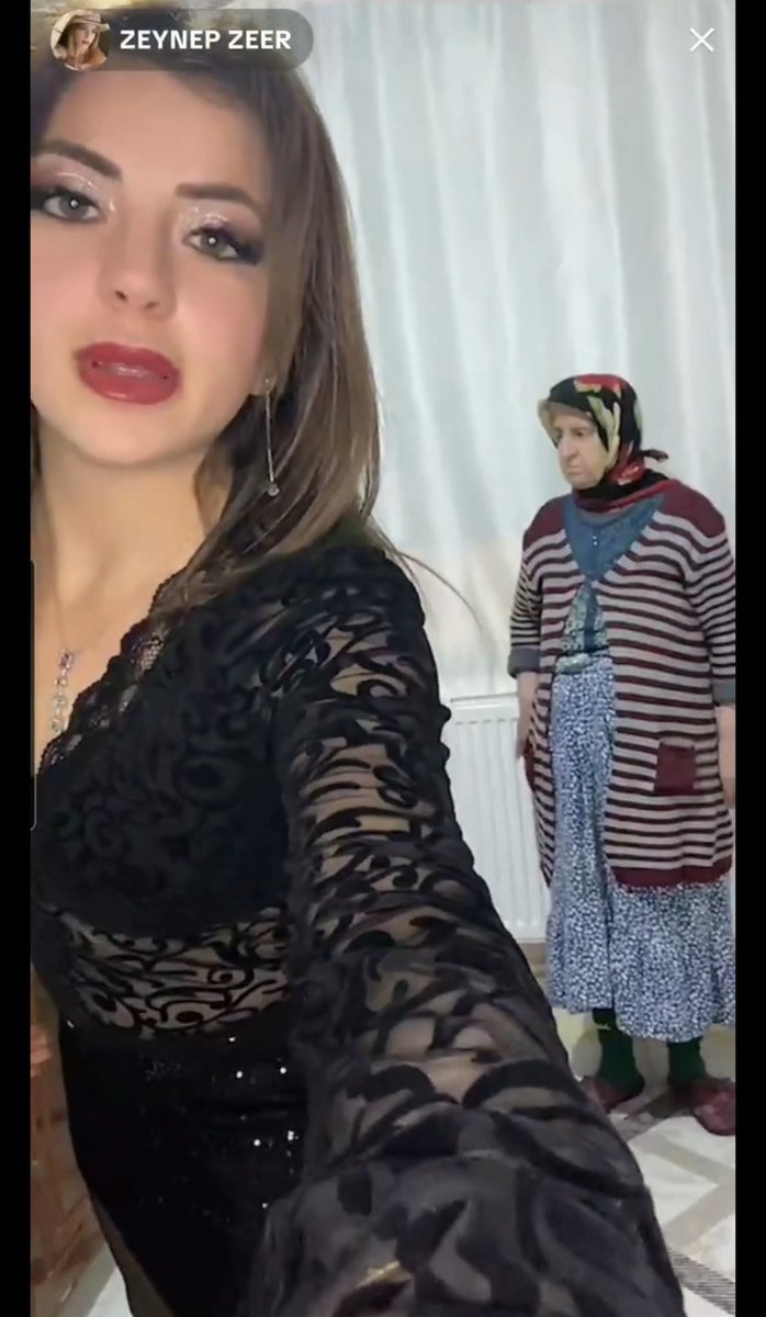 av_06_sali's tweet photo. Arkadaşlar bu skandalı hep beraber duyuralım ki bu hareketler cezasız kalmasın:

Dün Filistin, İsrail derken bu mevzu araya kaynadı. İsmi Zeynep Zeer. TikTok’ta demans hastası yaşlı annesini göz önünde tutarak para kazanıyor!

Demans hastası yaşlı kadın gitmek istiyor. Onu zorla tutarak adeta bir “köpek” gibi yanında oturtuyor. Kadın yorulmasına rağmen dakikalarca ayakta tutuyor!

Bu açık bir zulüm ve eziyettir. Yaptıkları da TCK kapsamında suçtur.

Yetkililer bu kadın hakkında derhal işlem başlatmalı!