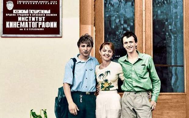 Буратино, Мальвина и Пьеро возле ВГИКа в 1986-м. Примечательно, что Пьеро в 1990-м эмигрировал в Израиль, стал там врачом и майором ЦАХАЛ.