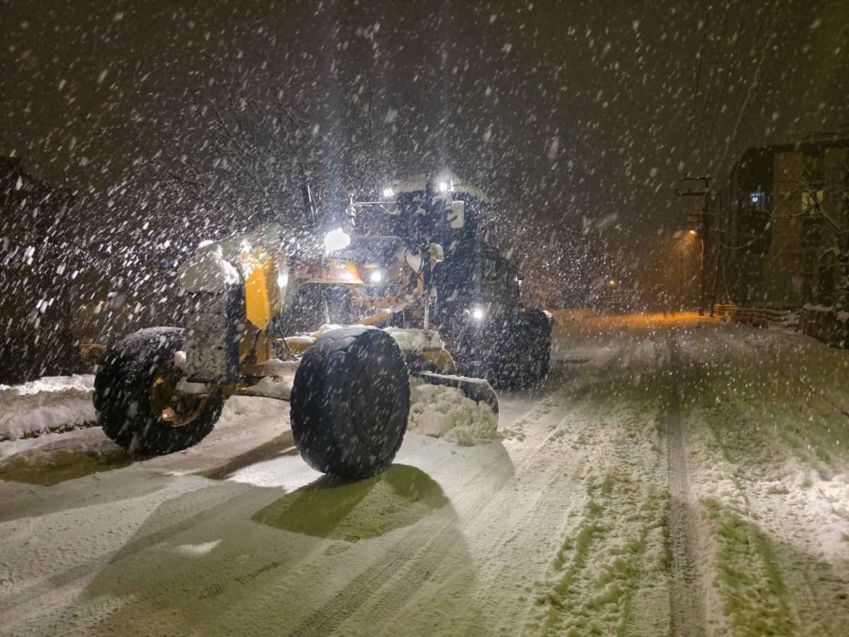 Yolları açık tutmak için sahadayız! ❄️

Perşembe günü başlayan kar yağışı ile birlikte, ekiplerimiz yüksek rakımlı köy yollarımızı ulaşıma açık tutmak için gece gündüz demeden çalışmalarını sürdürüyor. 
Ulaşımın aksamaması için tüm imkânlarımızla çalışıyoruz.