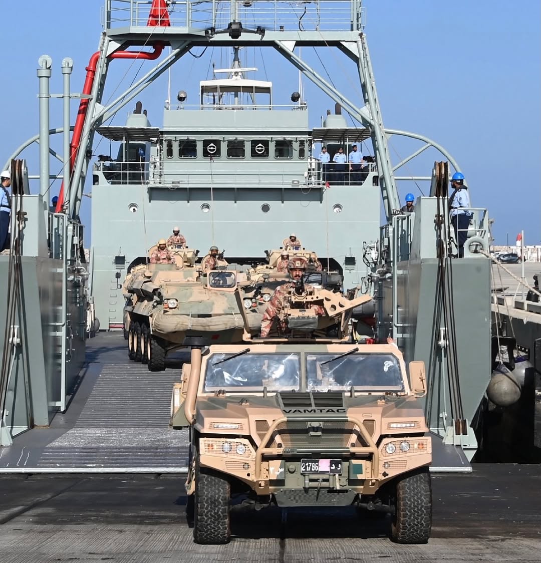 جيش عُمان إذا نادى الوغى وقفوا 
سياج مجد وحصن الأرض والوطن