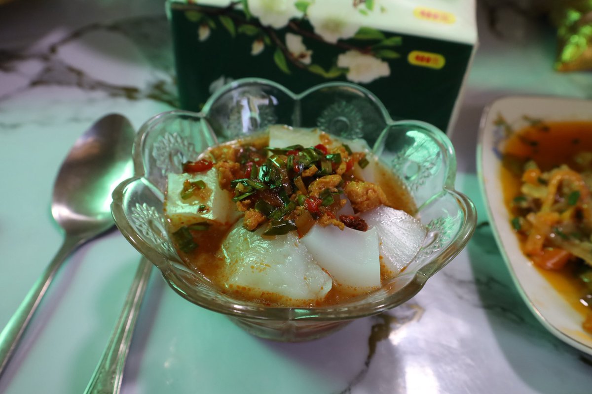 twinstrust2013's tweet photo. 【キルギス渡航】
ジェティオグズでお世話になっていた家のおネコ様は、ご飯の時間になるとテーブルにあごを乗せるのです🐈‍⬛！なんというかわいらしさ😳😳💘
テーブルにあごを乗せると、家族から搾りたてのミルクがもらえる仕組み🐮笑
私たちも美味しい食事をたくさんいただきました🍜🥣🥐✨ https://t.co/ztc70Y9LSk