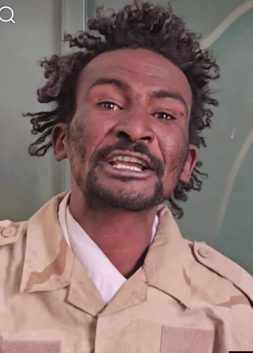 بفضل من الله في مدينة الفاشر الأبية، ارتكب هذا المرتزق تصفيةً عرقيةً بحق المئات من الأبرياء، واختطف سبع نساءٍ إلى جهة مجهولة في سلوكٍ يبرأ منه الإسلام والمروءة السودانية.

​واليوم، وقع  في قبضة أبطالنا، ليتحول ذلك "المرعب" إلى ذليلٍ يستجدي العطف بذرائع واهية، مدعياً أنه مجرد راعٍ