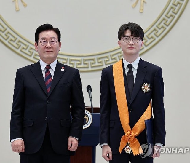 T1Latam's tweet photo. “‘Faker’ Lee Sang-hyeok recibe la Orden al Mérito Deportivo ‘Cheongryongjang’ (Orden del Dragón Azul), el máximo nivel.”

“Esto no habría sido posible sin el apoyo y los ánimos de los fans que siempre han estado a mi lado dándome fuerzas.”

GOAT 🐐 https://t.co/qfEtYHI1Xb