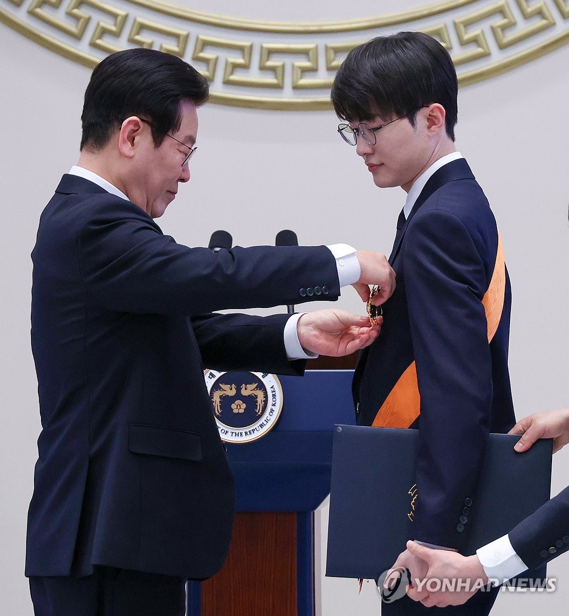 T1Latam's tweet photo. “‘Faker’ Lee Sang-hyeok recibe la Orden al Mérito Deportivo ‘Cheongryongjang’ (Orden del Dragón Azul), el máximo nivel.”

“Esto no habría sido posible sin el apoyo y los ánimos de los fans que siempre han estado a mi lado dándome fuerzas.”

GOAT 🐐 https://t.co/qfEtYHI1Xb