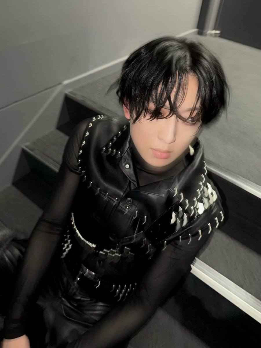 mrurata's tweet image. Blurred in black.