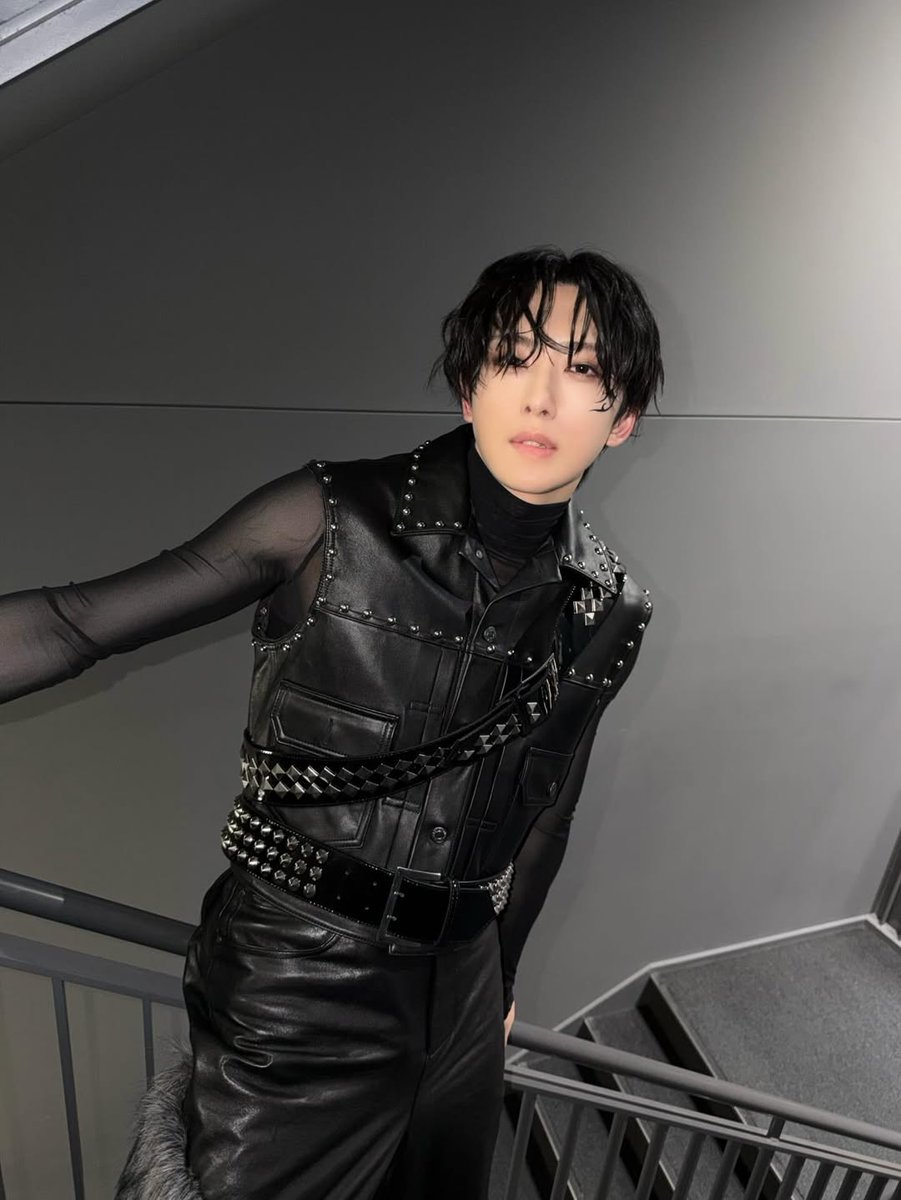 mrurata's tweet image. Blurred in black.