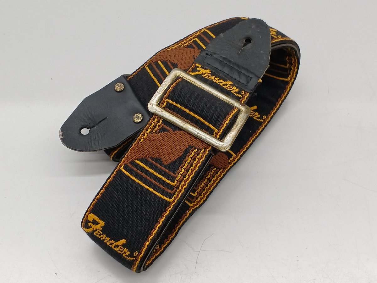 入荷！！】 Fenderのビンテージストラップ 横ロゴにメタルバックルです