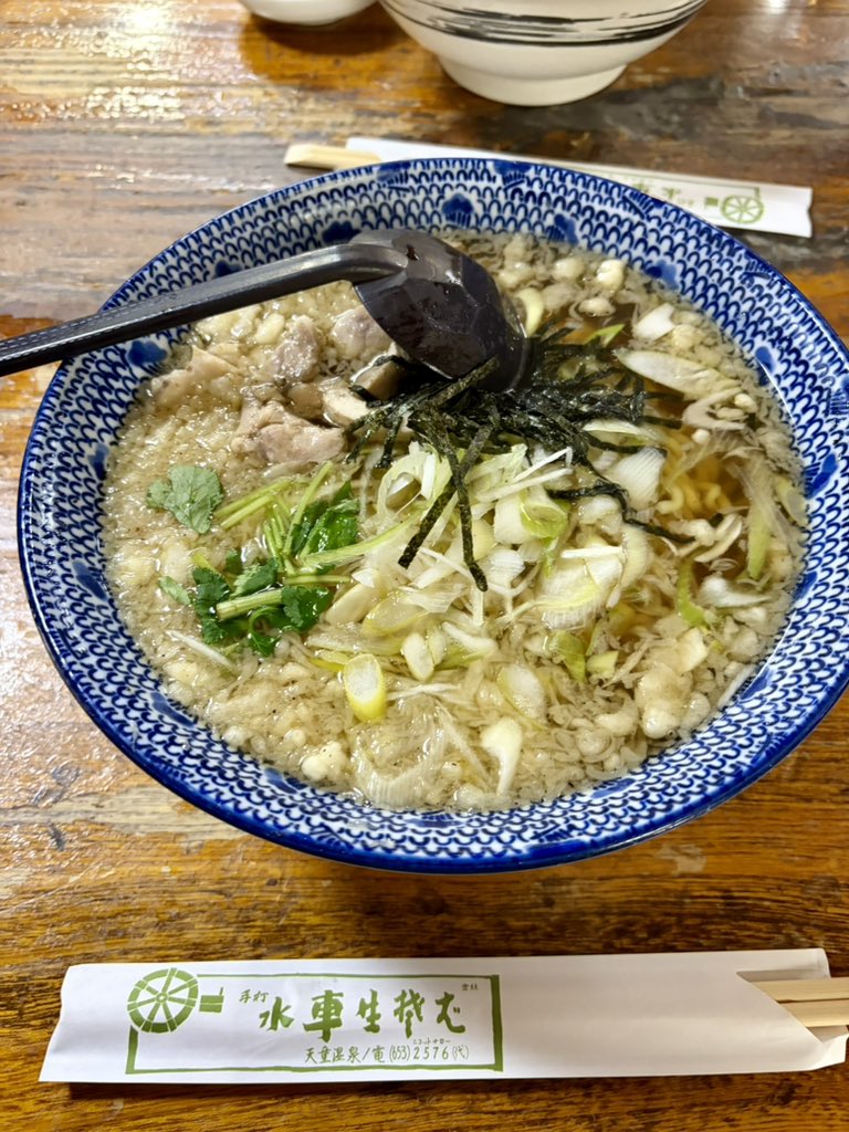 pasaupas's tweet photo. 山形・天童『手打ち水車生そば』へ🍜✨
1/2から営業してくれていて本当に感謝！
1時過ぎで20人待ちという人気ぶりでしたが、回転が早くて助かりました🙏
お目当ては看板メニューの「元祖 鳥中華」
そばつゆをベースにした鶏ガラのあっさりスープが、もうたまらない美味しさ！
ネギと鶏肉の相性が最高♪ https://t.co/JOQhcU9p7L