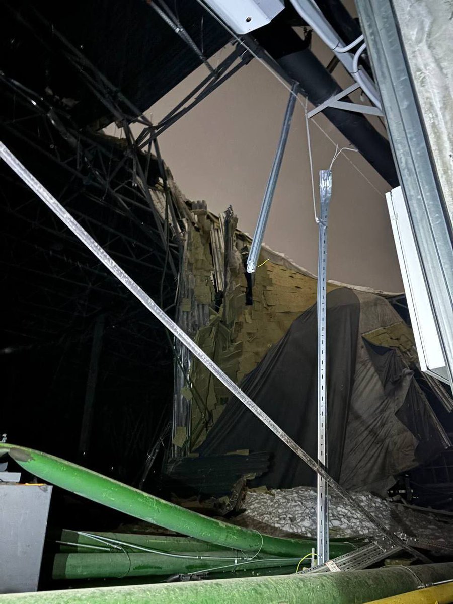 Трое пострадали при обрушении склада Wildberries в Юрге Кемеровской области. Следственный комитет начал проверку.

Склад совсем новый, его открыли только 1 декабря 2025 года.

«По предварительной версии, причиной инцидента явилось скопление снега на кровле», — сообщили в