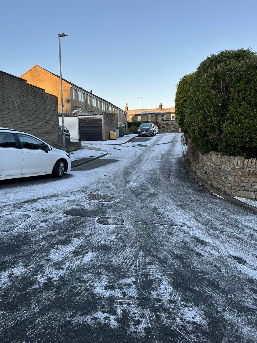 hoppy1958's tweet image. Bit of a light dusting over in Holmfirth #HD9