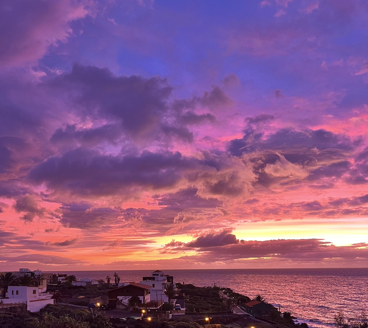 AnnieL_Rod's tweet photo. #HappyNewYear2026 Un cielo precioso 🌅🩷☀️🌊 #canarias #BorrascaFrancis #AnoNuevo https://t.co/HSSemI3uh5