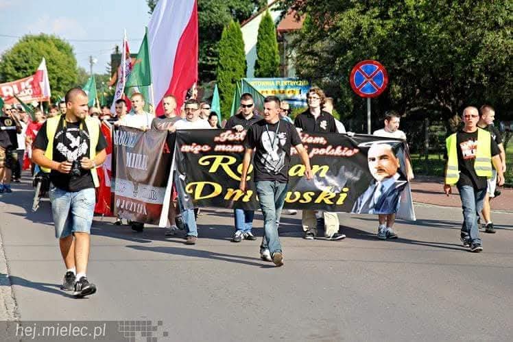 Marsz Romana Dmowskiego w Mielcu  - sierpień 2014

"Iluż jest ludzi, którzy czekają na rewolucję jutra zamiast robić dzisiaj rewolucję nieustającą?" 
Roman Dmowski