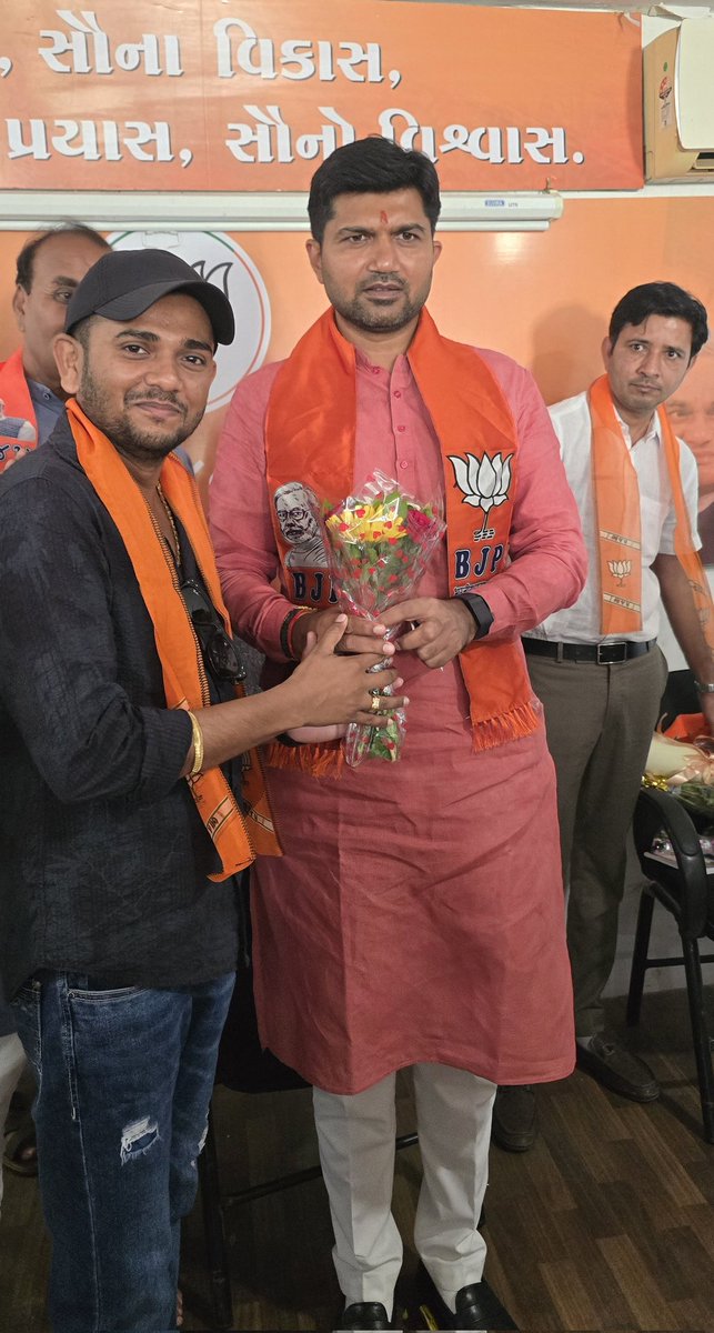 kundikunal's tweet photo. ગુજરાત પ્રદેશ ભારતીય જનતા પાર્ટીના નવનિયુક્ત પ્રદેશ મહામંત્રી તેમજ દક્ષિણ ઝોનના પ્રભારી શ્રી ડો. પ્રશાંતભાઈ કોરાટજીની પદગ્રહણ બાદ નવસારી જિલ્લાની પ્રથમ મુલાકાતે આવતા નવસારી જિલ્લા કાર્યાલય ખાતે સ્વાગત કરવાનો અવસર પ્રાપ્ત થયો.
@DrPrashantkorat https://t.co/TftLj1iohD