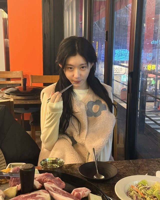 chaeryeg's tweet photo. been in my ‘quiet timeline, not enough people’ era, i need a new faces and small hellos that might turn into sweet friendships. if you feel like popping in with a cute hello (or a very awkward one), please do!! :3 rts are appreciated 🫶🏻 https://t.co/H7CPAVui7o