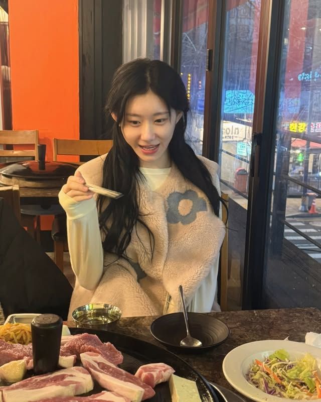 chaeryeg's tweet photo. been in my ‘quiet timeline, not enough people’ era, i need a new faces and small hellos that might turn into sweet friendships. if you feel like popping in with a cute hello (or a very awkward one), please do!! :3 rts are appreciated 🫶🏻 https://t.co/H7CPAVui7o