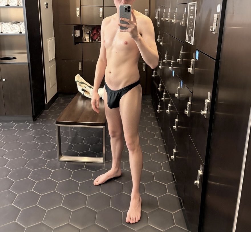 Thong in the gym 😳