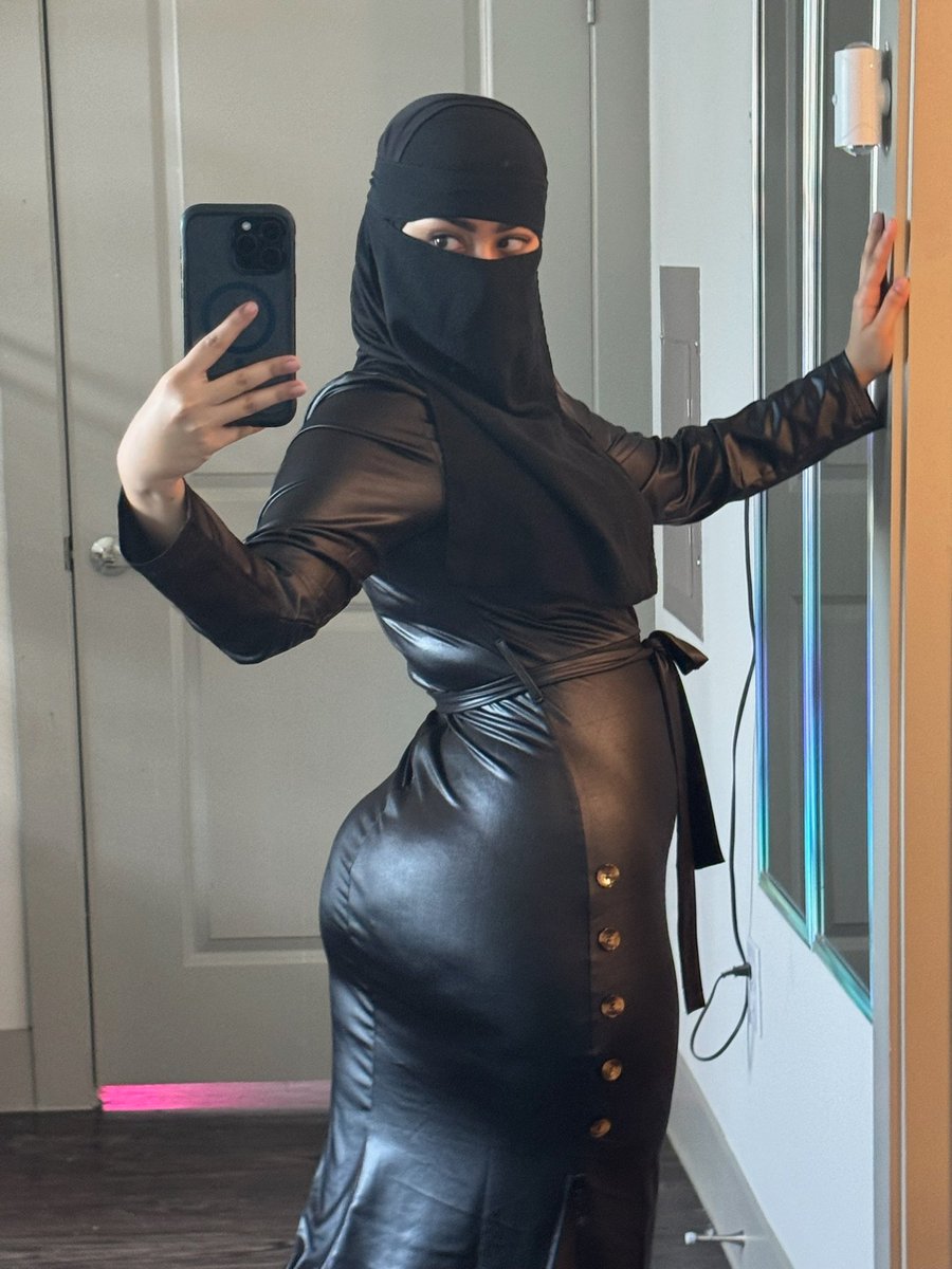 femdomhijabi's tweet photo. Look at those curves. You wallet has no option but to fall all the way down. https://t.co/xBKMo6CXKK