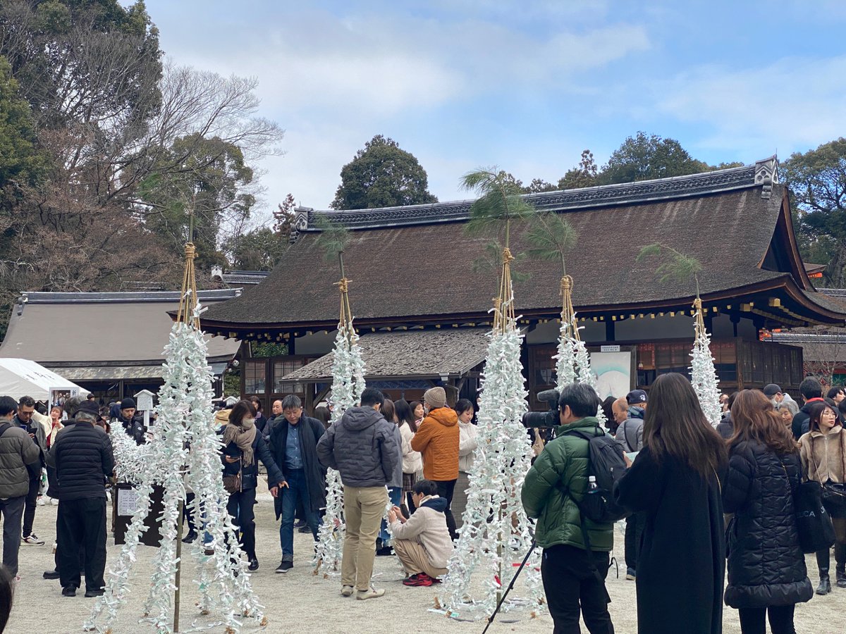 今年も上賀茂神社へ初詣⛩️
上賀茂神社には神馬がいるので午年の今年は例年に比べ多くの人が参拝に来ていました。
焚き火に当たりながら大根炊きを食べ、お詣り、おみくじ。
良い年になると良いな〜。