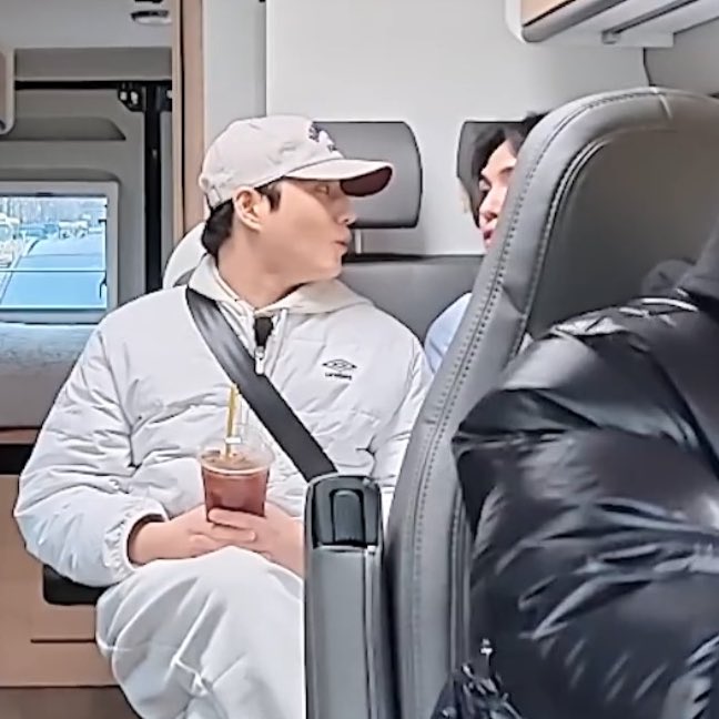 days_goneby's tweet image. 얘들아.