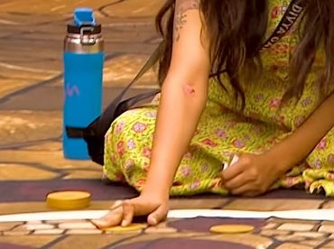 DtbDivya's tweet image. Divya was unwell. She took strips and still blood strains are there.
Despite she is playing task and doing cooking for everyone

But some group want Divya to get down from car and carry Sandra to medical room🤦‍♀️

Stay strong Divya ❤️ already you gave your best #BiggBossTamil9