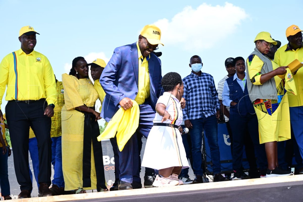 newvisionwire's tweet photo. PHOTOS: State Minister for Finance Amos Lugoloobi links up with singer Mbabazi at President Yoweri Museveni’s rally at Busaana Town Council playground in Kayunga District.

The vibes are high, the crowd is charged!

#VisionUpdates #NRM #Museveni #Kayunga #Busaana https://t.co/QbK6LckJJf