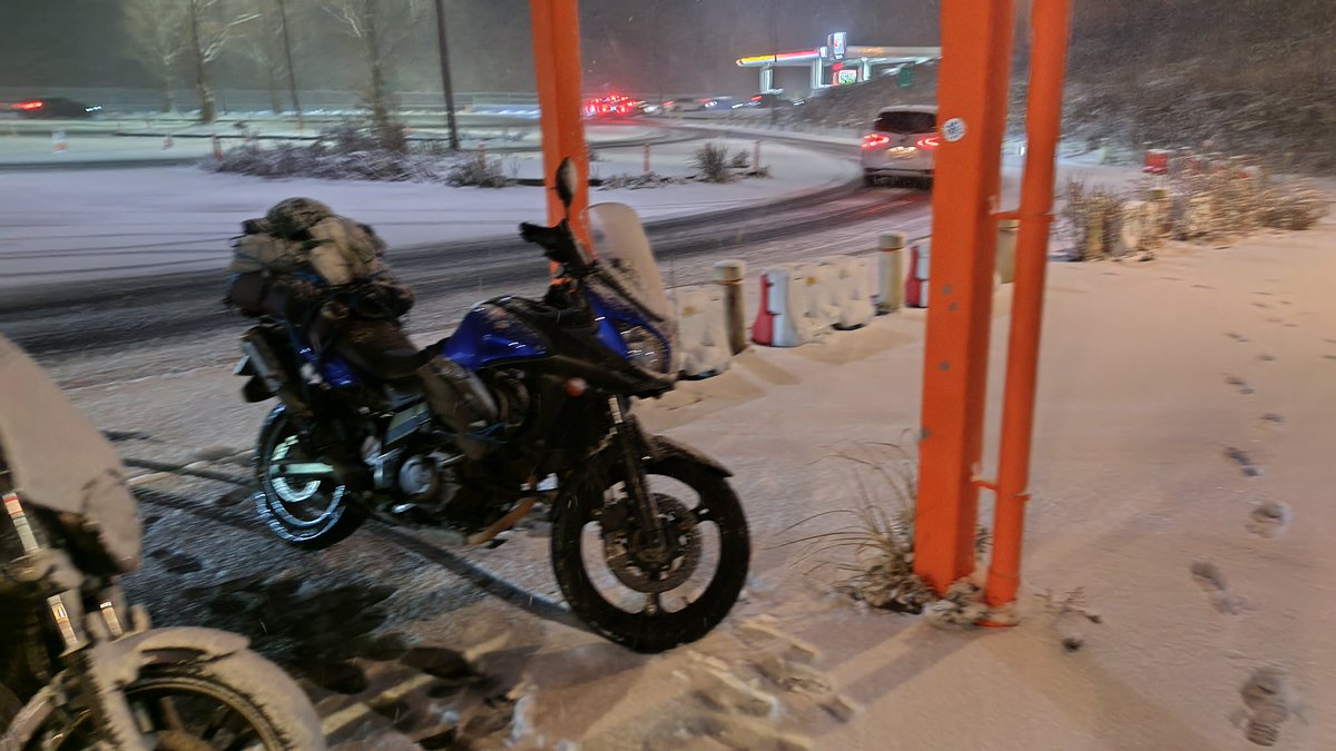 HK_VSTROM650's tweet photo. 土山サービスエリアで完全に詰み😚
車も立ち往生😰 https://t.co/GAccL1mLIZ