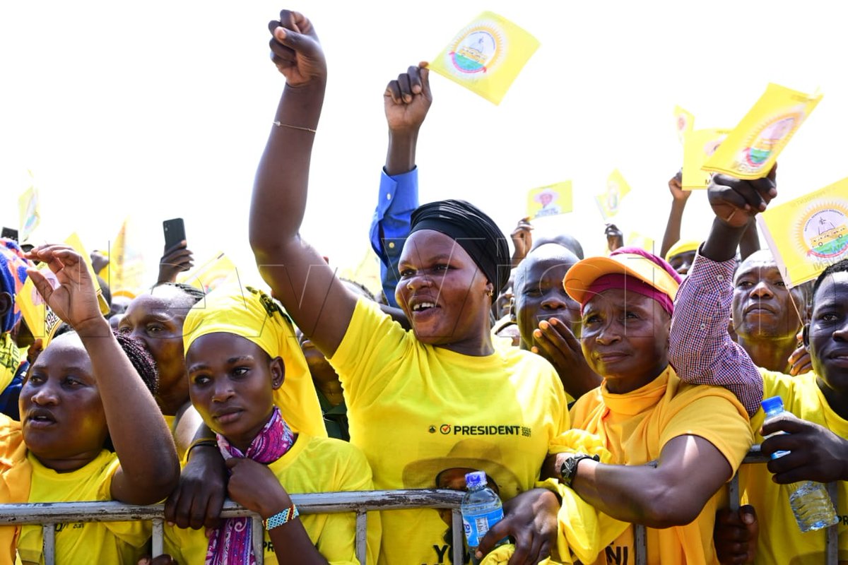 newvisionwire's tweet photo. PHOTOS: State Minister for Finance Amos Lugoloobi links up with singer Mbabazi at President Yoweri Museveni’s rally at Busaana Town Council playground in Kayunga District.

The vibes are high, the crowd is charged!

#VisionUpdates #NRM #Museveni #Kayunga #Busaana https://t.co/QbK6LckJJf