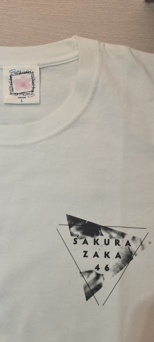 doxluck's tweet photo. @Sahassawat_kk โลโก้จากเสื้อทัวร์ วง Sakurazaka46 ปีล่าสุดครับ
ดูทรงคุ้นๆอยู่เนอะ... https://t.co/3c1fLAeJ7O