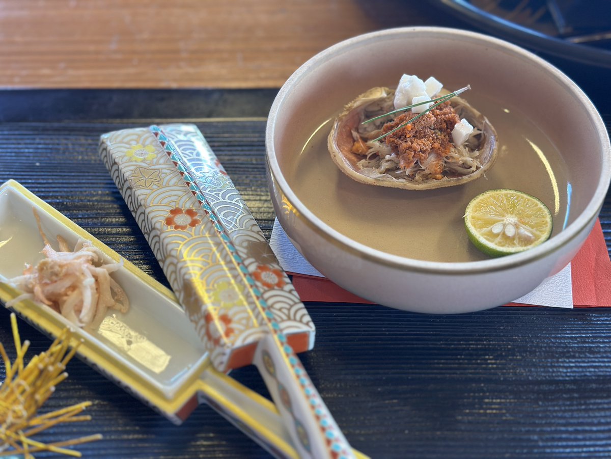 tanakanaoto's tweet image. あけましておめでとうございます。
伊豆山神社ご参拝後のランチは車で5分のこちらのお店に。

今日はお正月特別料理ですが、毎月季節感あふれる特別なお料理が楽しめます。

今春は走り湯から837段の階段を登り、神社ご参拝後、季節のお料理を楽しむご利益満載ツアーを企画予定です。…