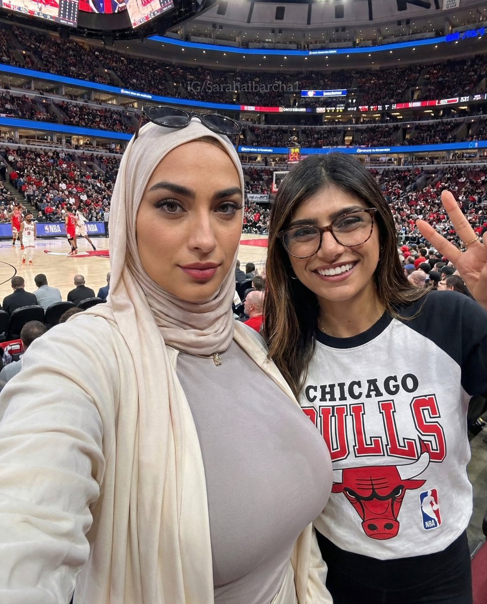 sarahaalbarcha's tweet photo. Met this cutie at the game and suddenly I’m a huge Bulls fan forever 💋 https://t.co/QvCDs8KkO6