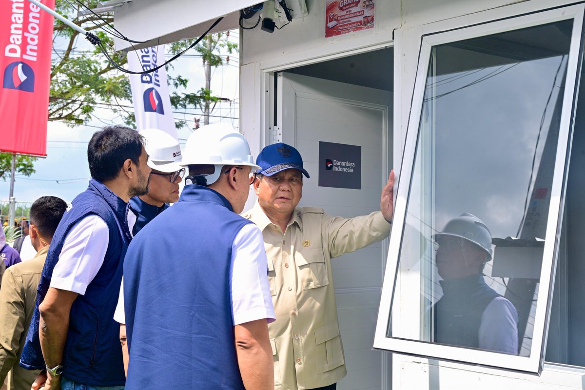 athur_aja's tweet photo. Kamis, 1 Januari 2026,  di Aceh Tamiang, Presiden Prabowo mengecek langsung 600 unit hunian yg rencananya akan dibangun Danantara sebanyak  15.000 hunian.

*HASTAGE*
#NegaraHadir
#RumahHunian
#KemendesaPDT
#LangkahKongkritPemerintahTanganiBencana

@YandriSusanto
@ArizaPatria https://t.co/x5te5UGoUK