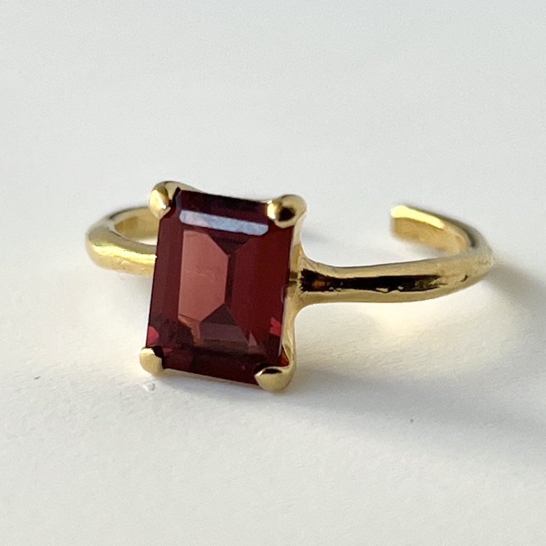 [ garnet ] rectangle faceted cut
ガーネットがメインのリング。
リングアームはわずかにニュアンスのあるデザインです。
1.3 sat 20:00-