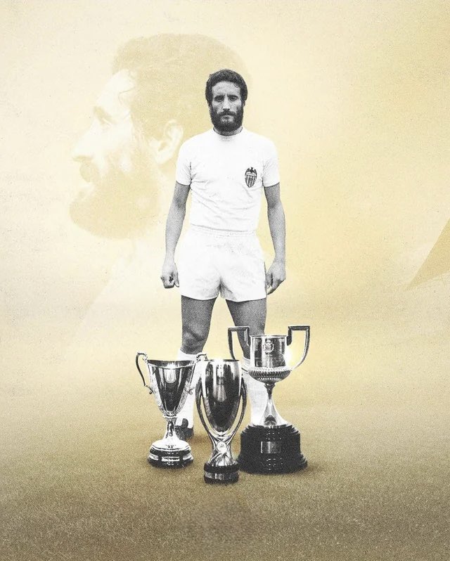 Hoy se cumplen 2 años del fallecimiento de Ángel Castellanos. Jugador del VCF durante 10 temporadas (1976-1986). Jugó un total de 464 partidos con la camiseta che y fue campeón de Copa, Recopa y Supercopa.

A ningún murciélago le alcanzará el olvido 🦇