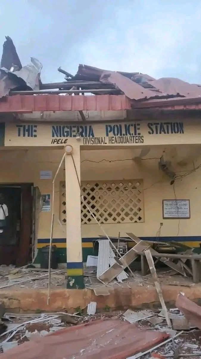 HbonesMedia's tweet photo. Police Station Attacked And Vandalised By Terrorists In Owo, Ondo State, Nigeria.
#OndoState #Nigeria #PoliceStationAttack #Nigeria https://t.co/w7wLk43lfC