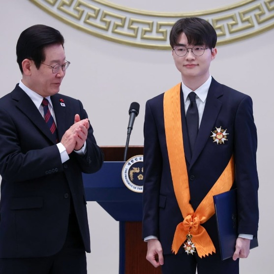 bpthaber's tweet photo. Tarihin en iyi espor oyuncusu Faker, Güney Kore Cumhurbaşkanı Lee Jae-myung tarafından Cheongnyong Madalyası ile ödüllendirildi.

— Bu madalya, bir Güney Koreli sporcunun alabileceği en yüksek onur olarak kabul ediliyor. https://t.co/JvAI7dKfZu