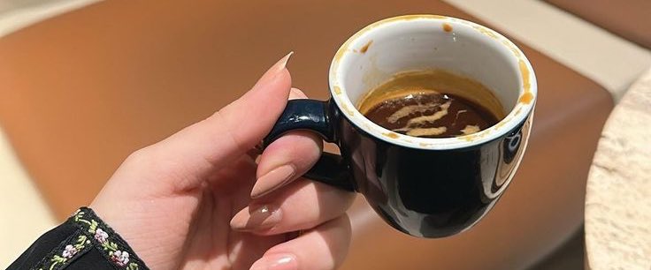 وش حاجتي للقراح العذب والماء الزلال
وأنا ما يقطع ضماي إلّا الإسبريسو.