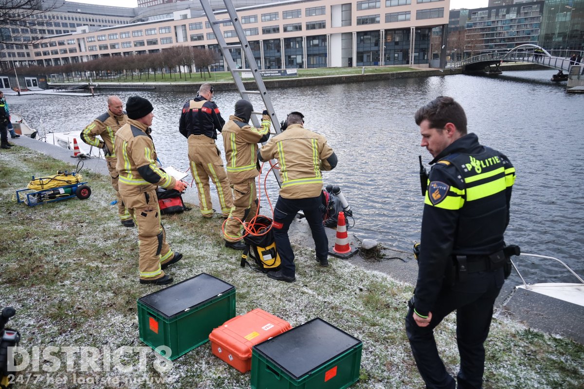 Groot waterongeval langs de Neherkade in Den Haag