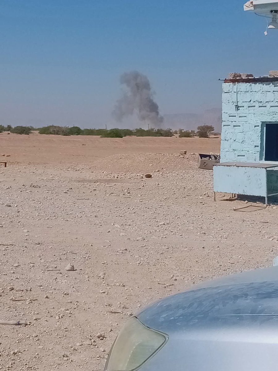 YENAffairs's tweet photo. غارات جوية للتحالف العربي تستهدف معسكر الخشعة شمال غرب سيئون بحضرموت والذي يسيطر عليه المجلس الانتقالي الجنوبي المتمرد على الحكومه الشرعية. 

#كلنا_مع_حضرموت https://t.co/FiIlLVYZhV