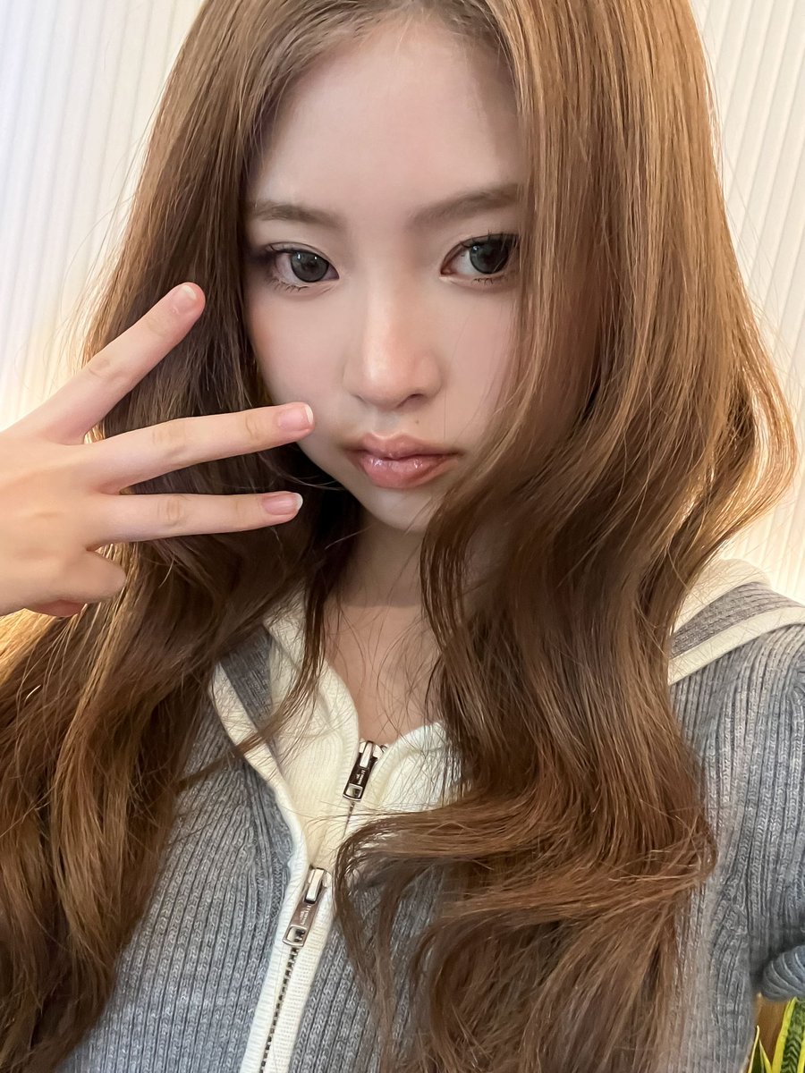 hraum's tweet image. winter sunlight hits differently. ❄️