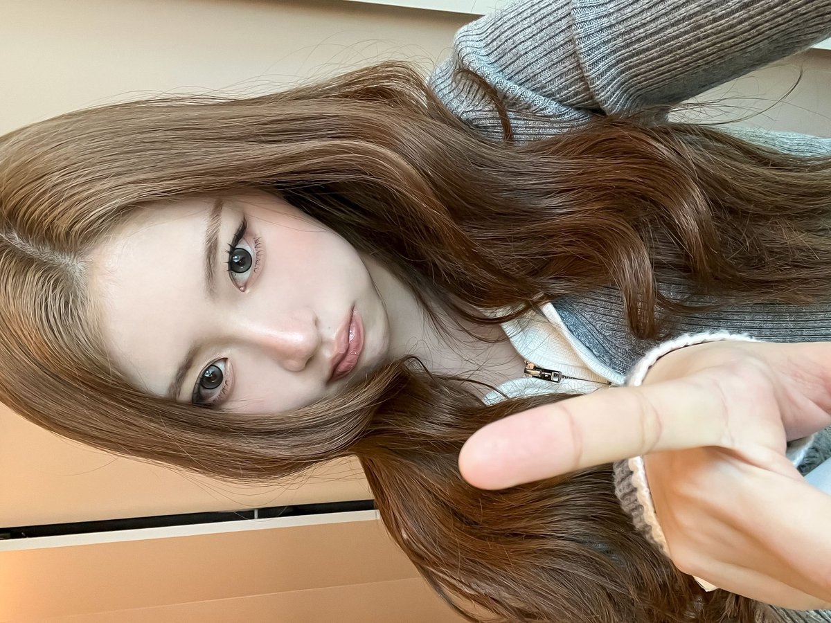 hraum's tweet image. winter sunlight hits differently. ❄️