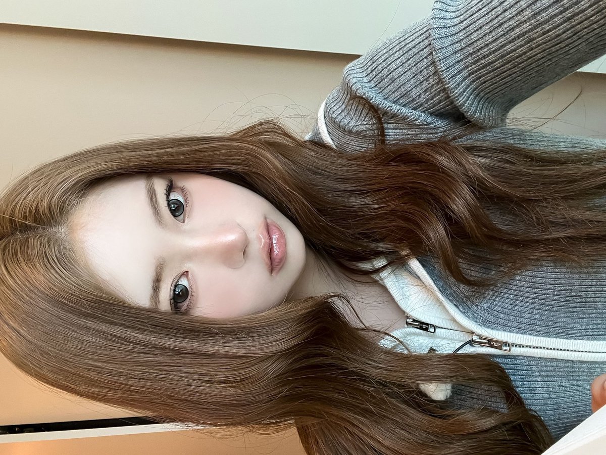 hraum's tweet image. winter sunlight hits differently. ❄️