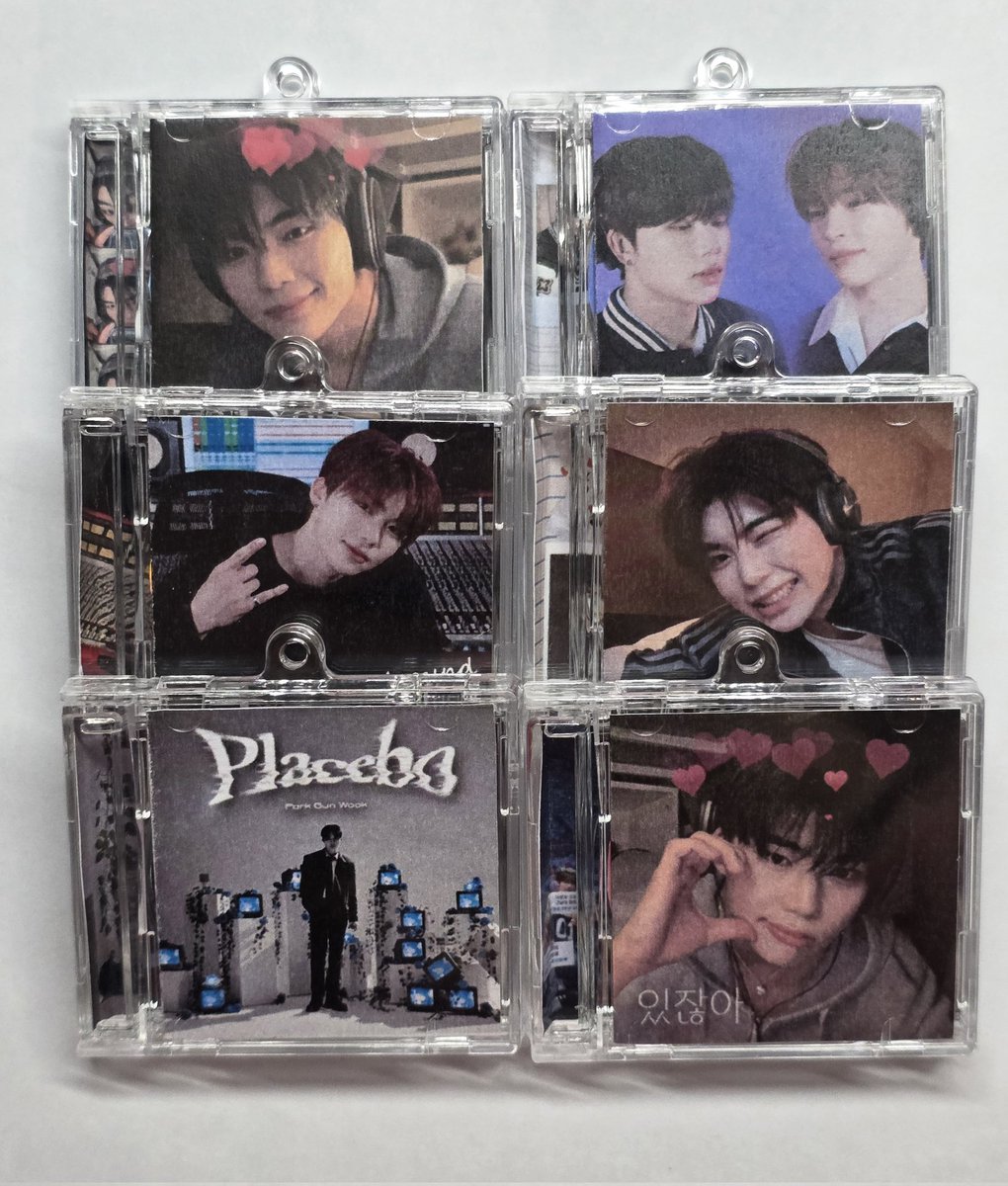 catwook05's tweet image. 🎉#박건욱 생일 이벤트🎉

건욱이의 22번째 생일을 맞이하여 박건욱 앨범 키링세트를 #RT 해주신 2분께 선물로 드립니다!

💙구성 : Placebo/Wrapped around your finger/Get you/있잖아/괴수의 꽃노래/스물다섯, 스물하나/와르르/2번째 생일커버 (총8곡)

📍인증 : 제로즈 3기 또는 건욱이 플챗…