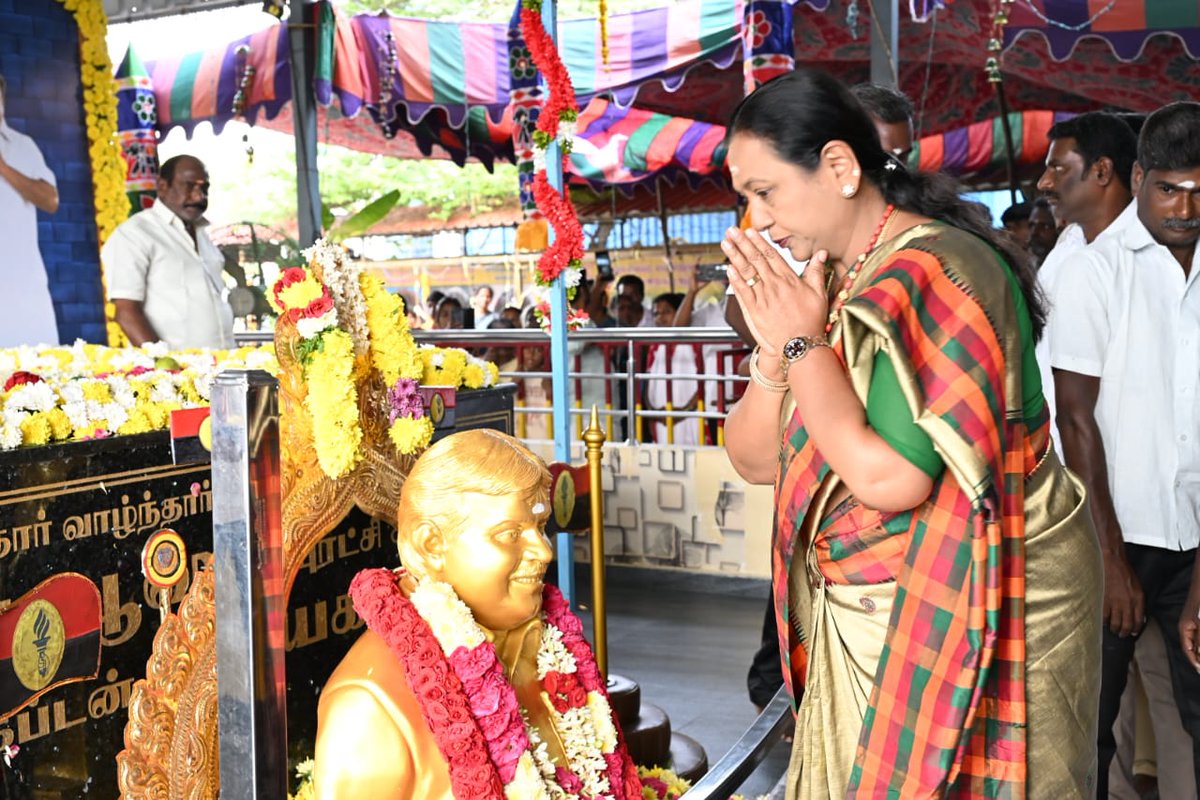 PremallathaDmdk's tweet photo. உண்மையின் வழியில் உறுதியாக நின்ற தலைவர்,அதிகாரத்தைக் காட்டிலும் அறத்தை ���தித்தவர்.காலம் மாறினாலும் மதிப்பு மாறாத பெயர் கேப்டன் விஜயகாந்த்!

நாள்:02-01-2026

#premamalathavijayakanth #captainvijaykanth #dmdkfor2026 https://t.co/R1HlpmMl2m