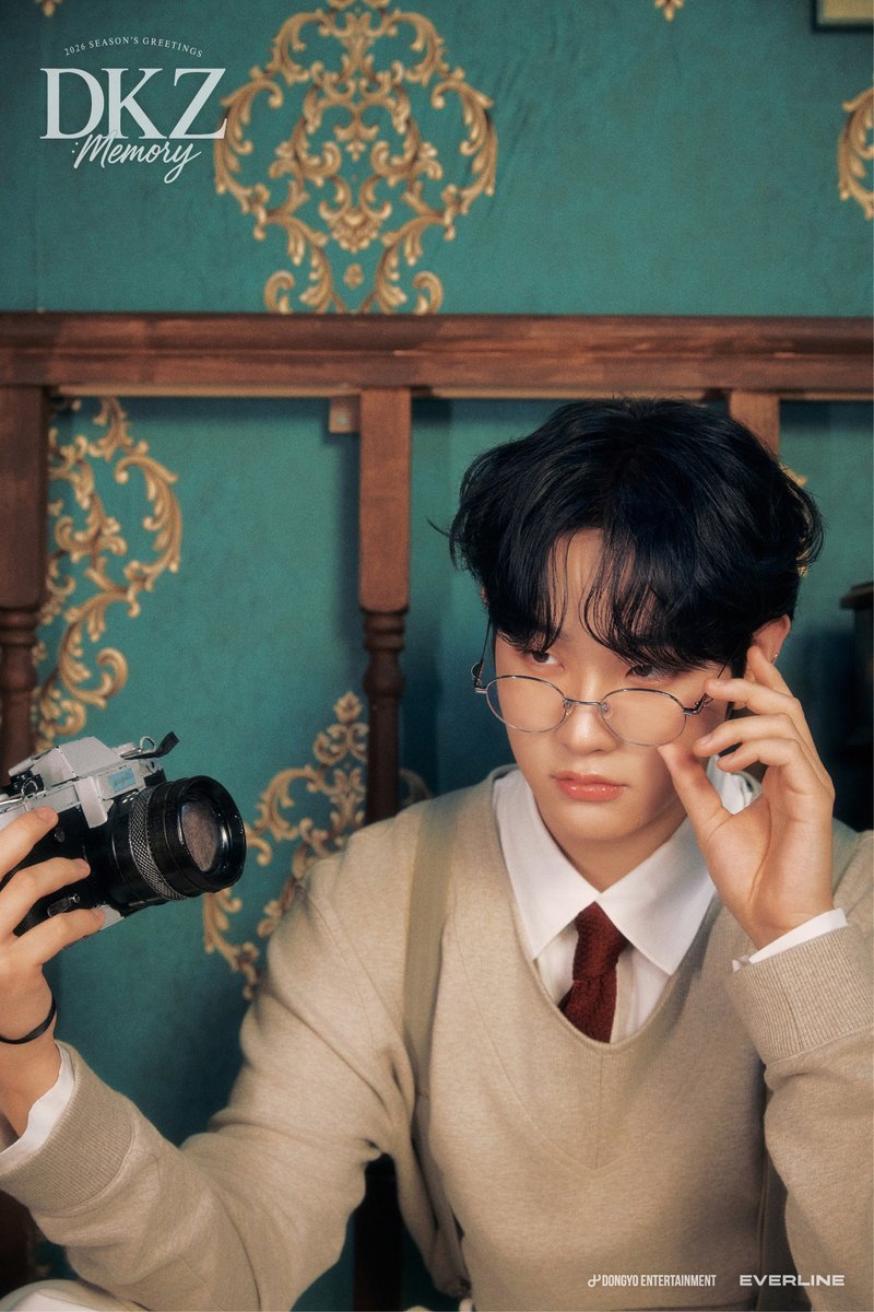 [💼]
DKZ 2026 SEASON'S GREETINGS [Memory] 

CONCEPT PHOTO - GISEOK

🗓 25.12.29 (MON) 17:00 ~ 26.01.02 (FRI) 23:59 (KST)
🔗 에버라인샵 (everlineshop.com)

#DKZ #디케이지 
#기석 #GISEOK
#DKZ_2026SG #Memory
