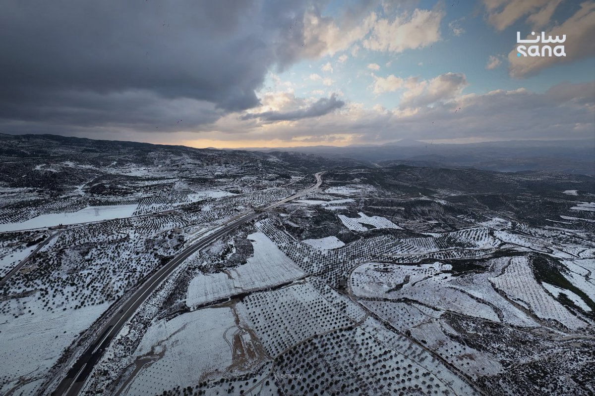 SANAEnOfficial's tweet photo. Snow blankets areas along the M4 highway near Jisr al-Shughur, northwestern Syria
#Snowfall
#Syria
#Idleb https://t.co/bNjFn3HpnG