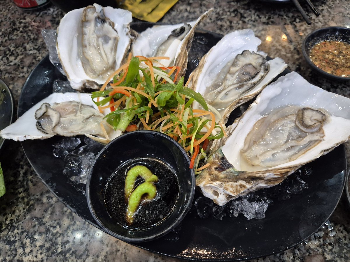 9XT5IvokPYoTrfL's tweet photo. #QuyNhon
何食べても美味かったけど、最後のカニ鍋は特にヤバかった。〆に白飯と卵もらって雑炊。店員が不思議そうな顔で見ていた。 https://t.co/JZw2A9r2c8