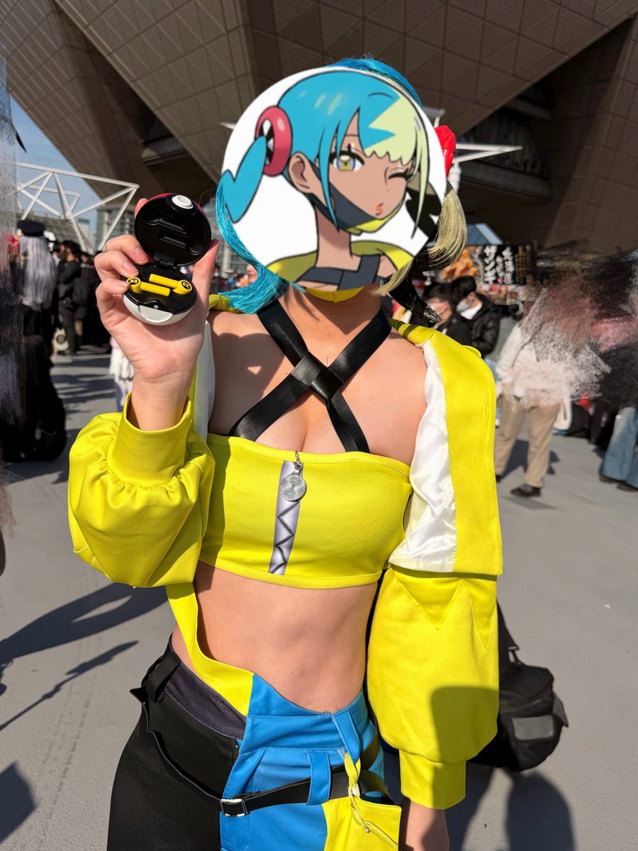 risa_smash's tweet photo. ちなコミケで持ってたモンボ、万バズしたイヤホン https://t.co/6aJGBW00Uv