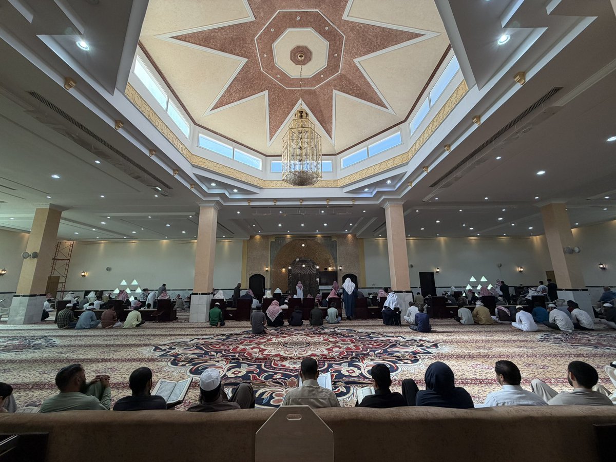 خطبة صلاة الجمعة
تأتي بعد أسبوع مُثقل
فتلامس شعورًا كاد أن يُبهت
وتوقظ حقيقة غلّفها النسيان
فتلم الشّتات وتُعيد للروح تمركزها.

شكرًا لأئمة المنابر
الذين يعيدون ترتيب أولوياتنا
فخطبةُ الجمعة من أعظم الوسائل
وفيها أجلُّ الرسائل.

وخطبة اليوم كانت عن "القناعة" 
وأعظم ما قيل عنها في