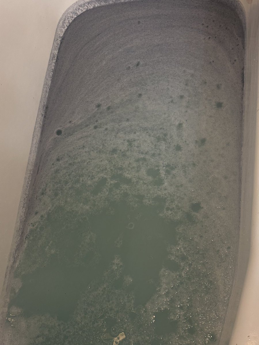 i know im gonna like how my hair looks dry when the rinse water looks like a good bath bomb